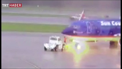 ABD'de uçağa yıldırım düştü