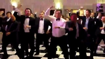 شباب يرقصون على جانجام ستايل gangnam style