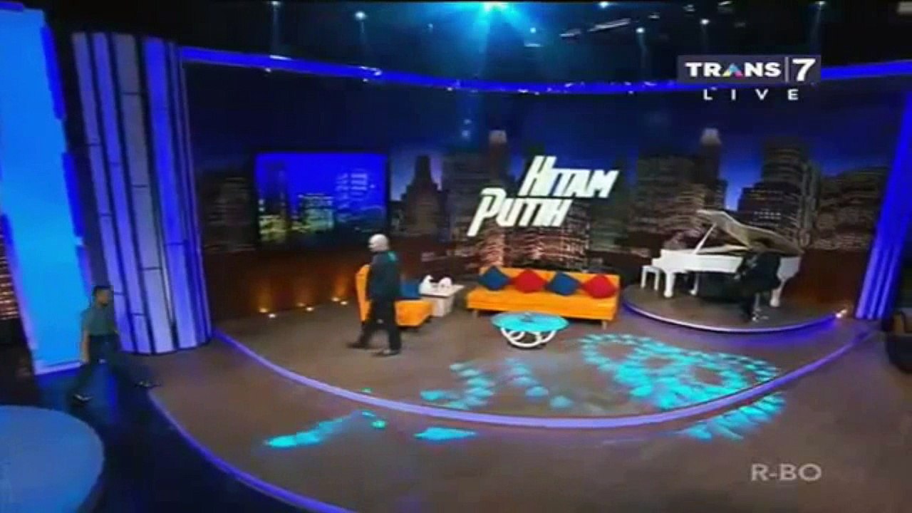 Hitam Putih...Dedi Cobouzer edisi Anak Petani Lulusan Terbaik Taruna AL
