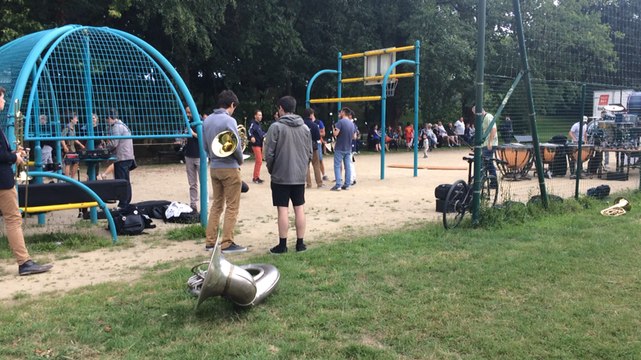 Le bagad de Vannes répète dans le parc des Vallons