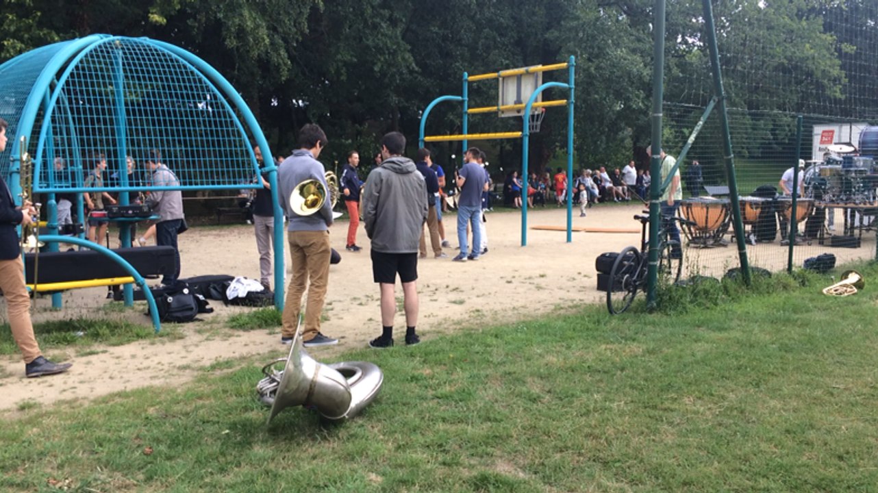 Le bagad de Vannes répète dans le parc des Vallons
