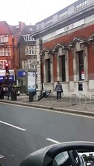 Un homme pète un cable après qu'il a retiré de l'argent au distributeur