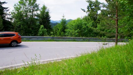 New Nissan X-Trail Dynamic in Orange Pearl Driving Video