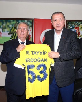 Fenerbahçe'nin Soyunma Odasına İnen Erdoğan'a Aziz Yıldırım'dan Özel Forma