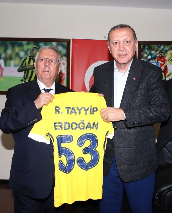 Fenerbahçe'nin Soyunma Odasına İnen Erdoğan'a Aziz Yıldırım'dan Özel Forma
