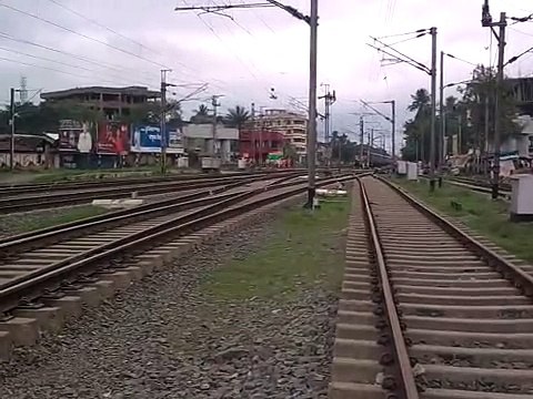 ITARSI WAM-4 6P 21396 with Ajmer -Sealdah Express at Dankuni Junction.3gp