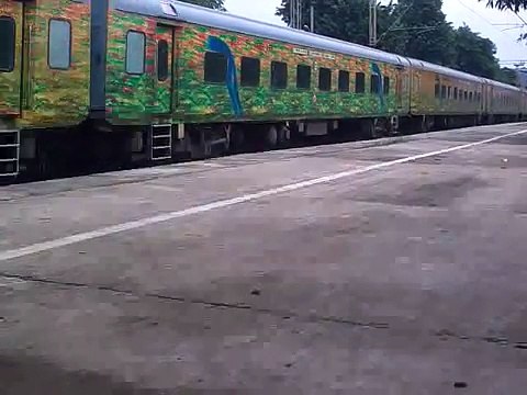 ERODE WAP-4 22381 running through caution with Sealdah Duronto Express at Rajbandh Station.3gp
