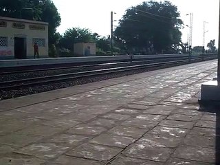 2821 Up Howrah-Puri Dhauli Express at Ghoraghata Station on SER.3gp