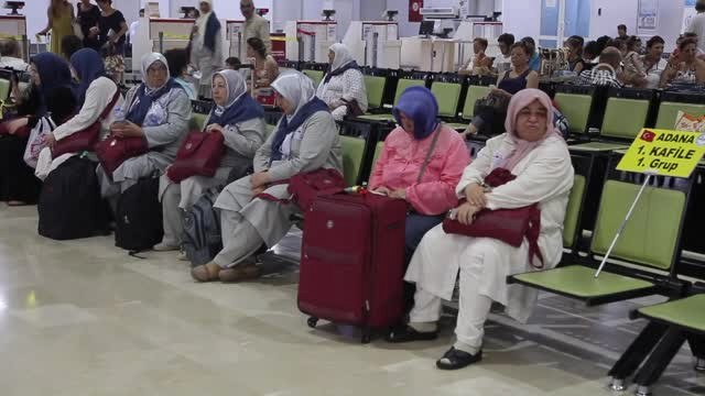 Adana'da İlk Hac Kafilesi Dualarla Uğurlandı