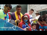 Jugadores de Gallos obsequian juguetes a niños con cáncer