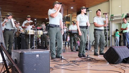 La police colombienne chante et danse la salsa !