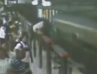 Man Stuck Between Beijing Train and Platform