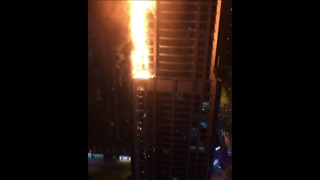 Incêndio queima arranha-céu em Dubai