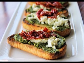 Crostini de tomate y albahaca