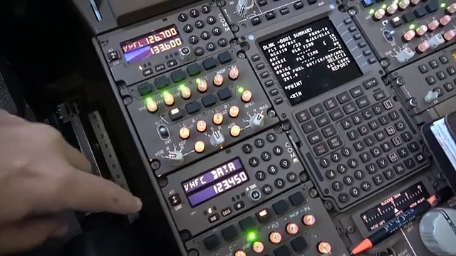 7478 Captain shared pics with Singapore Airlines 777 pilots midair Id li