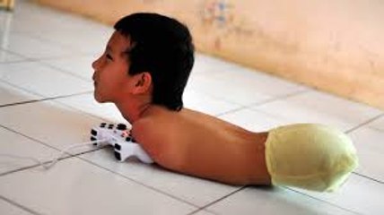10 year old Boy Play games without arms and legs