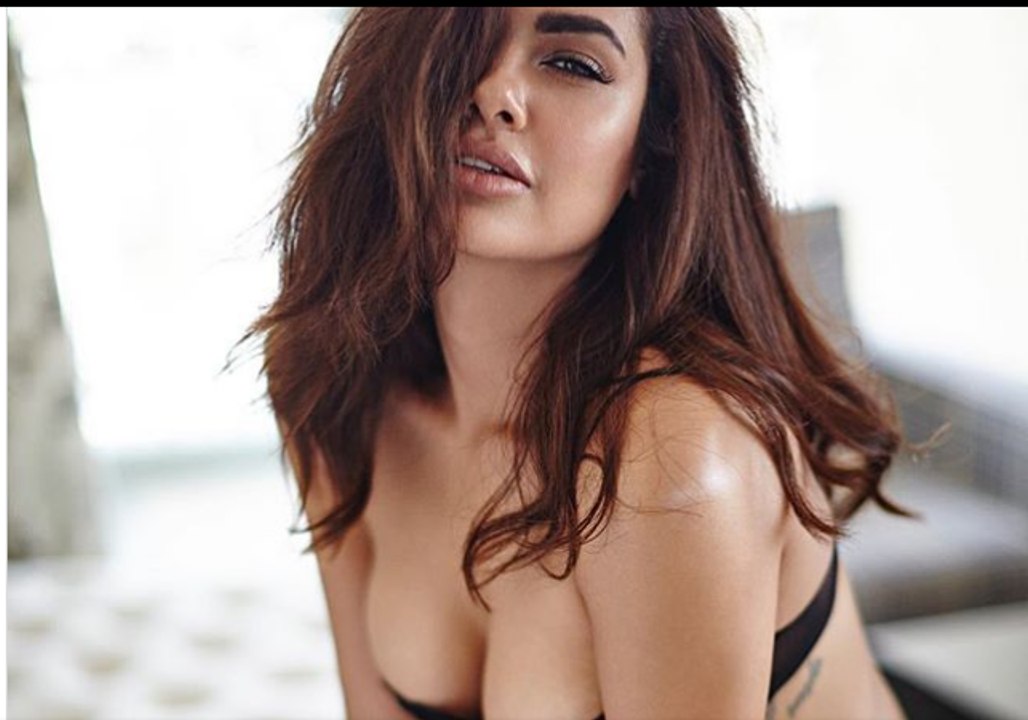 Esha Gupta turns up the heat again
