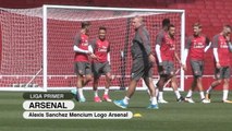 VIRAL: Sepakbola: Alexis Sanchez Mencium Logo Arsenal