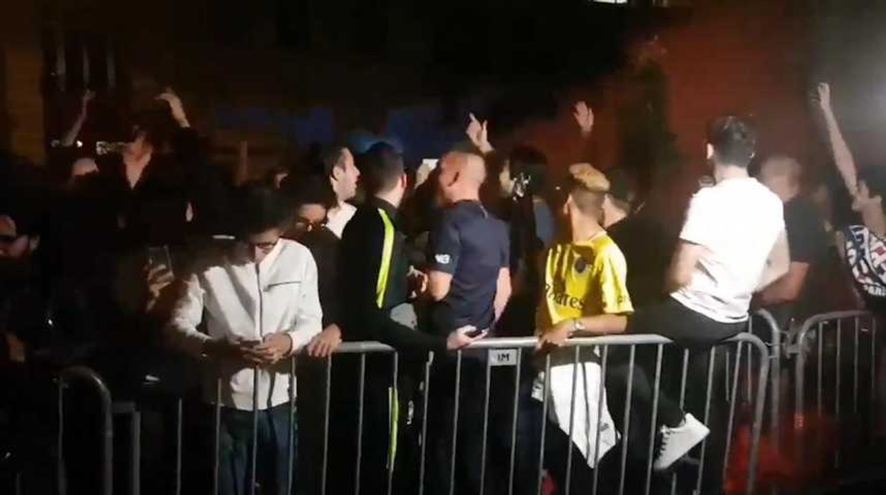 Des fans fous de joie devant l’hôtel de Neymar à Paris