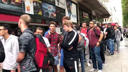 La file d'attente devant la boutique du PSG des Champs-Elysées pour obtenir un maillot de Neymar...