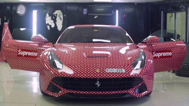 Une Ferrari F12berlinetta stickée Supreme et Louis Vuitton pour un jeune riche de Dubai