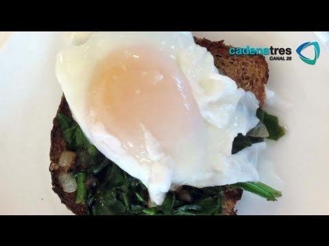Receta de huevos ponchados con portabello y espinacas. Receta huevos ponchados