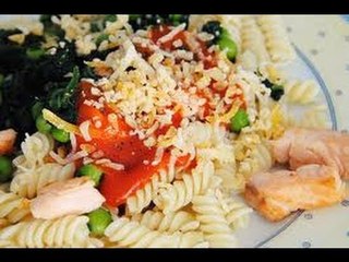 Pasta con espinacas y tomates gratinada