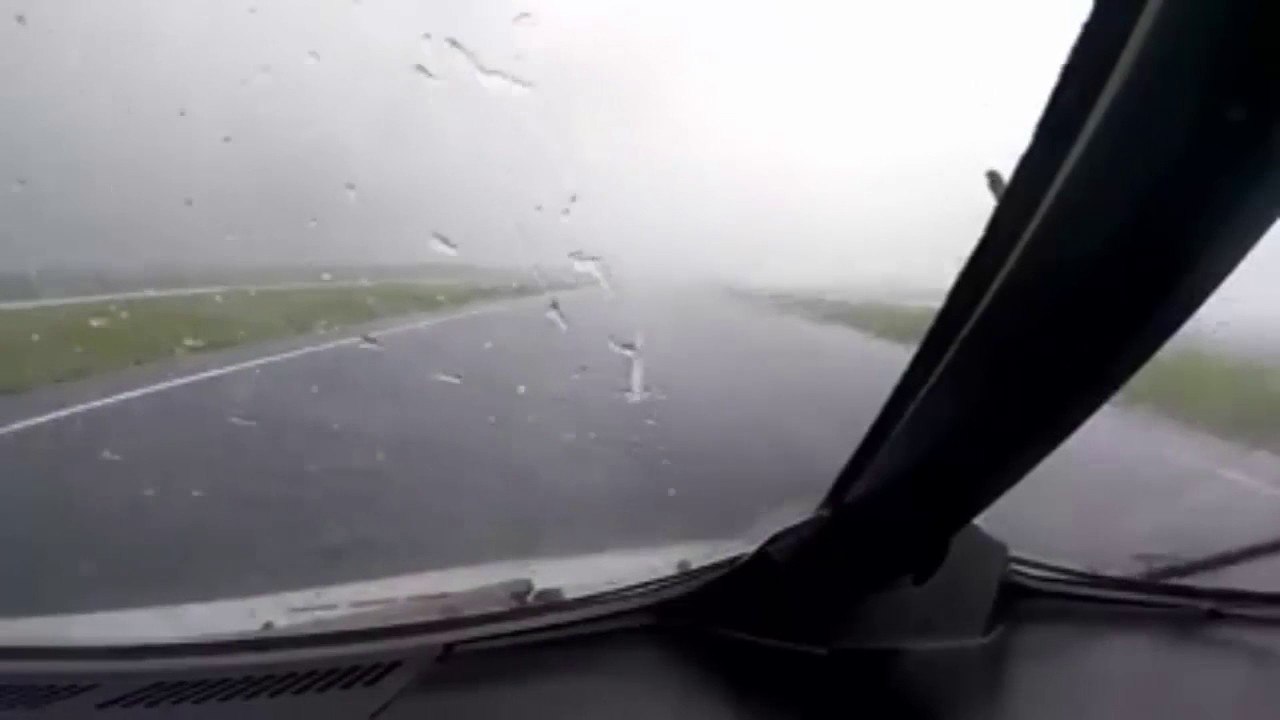 Atterrissage magnifique:Il pose son avion en traversant un nuage de pluie