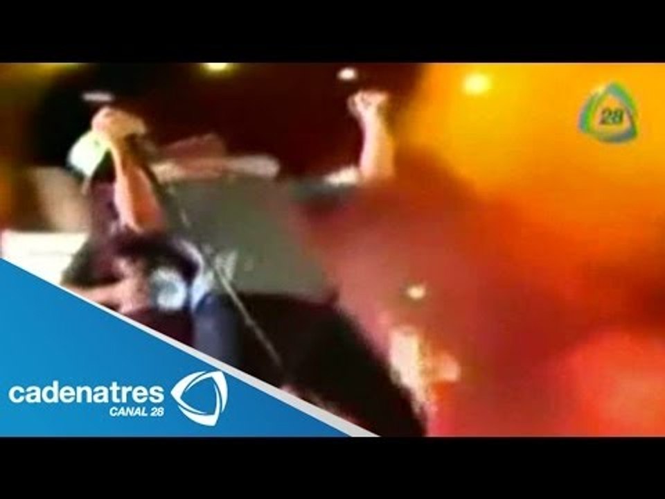 Fan aplica llave a Jesús Navarro, vocalista de Reik / Fan key applies to vocalist Reik