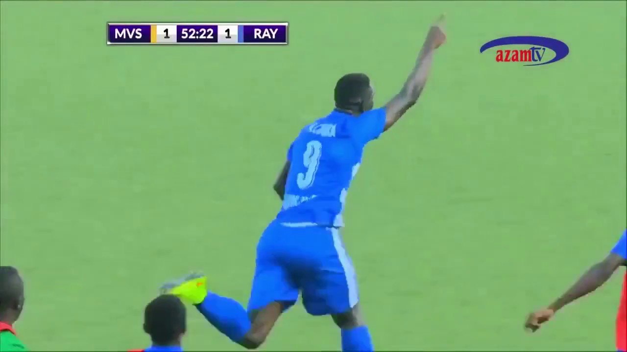 Ce joueur de foot africain jette un sort dans le but adverse et ça marche !