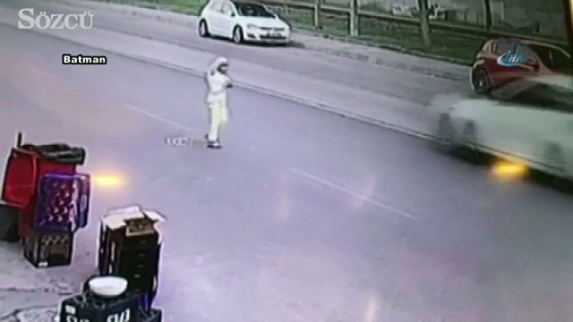 Otomobil çocuğa böyle çarptı