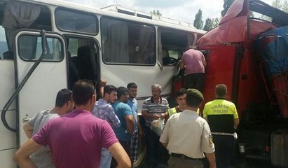 TIR ile otobüs çarpıştı: 25 yaralı