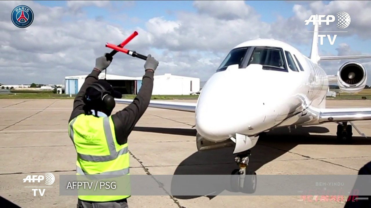 Neymar chega à França