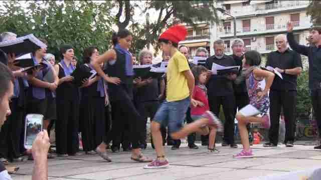 La música tradicional catalana suena en el barrio más multicultural de Atenas