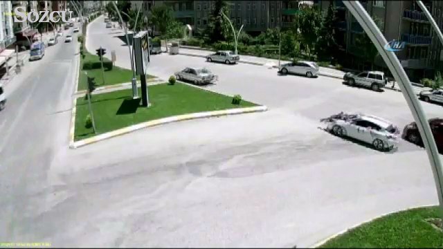 Gelin arabasının önüne yattı, ölümden döndü