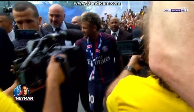 Neymar fait ses premiers pas devant les fans au Parc des Princes ! (2eme partie)
