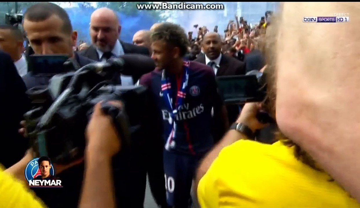 Neymar fait ses premiers pas devant les fans au Parc des Princes ! (2eme partie)