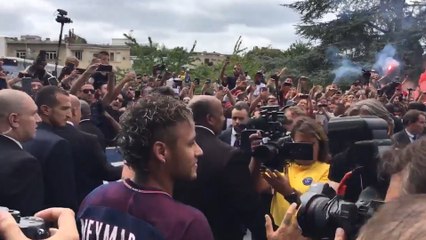 Le bain de foule de Neymar à la sortie du Parc des Princes