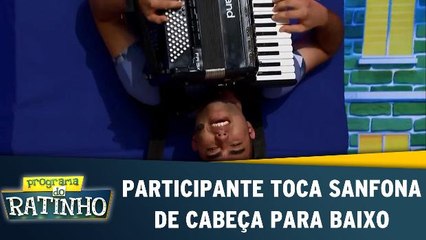 Participante toca sanfona de cabeça para baixo