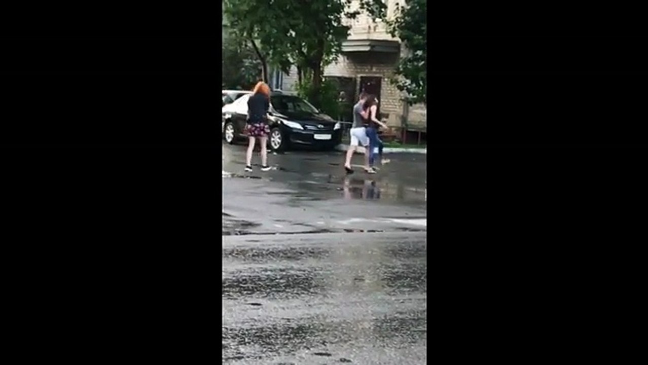 Un grand-frère recadre très fermement sa sœur et une copine à elle ivres après une nuit entière à boire