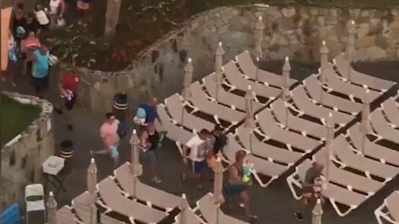 La course surréaliste de touristes pour réserver un transat au bord de la piscine aux Canaries