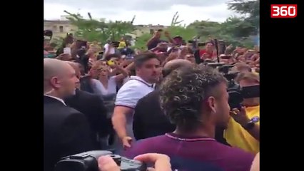 Shikoni pritjen madheshtore qe tifozet e PSG i ben Neymar-it (360video)