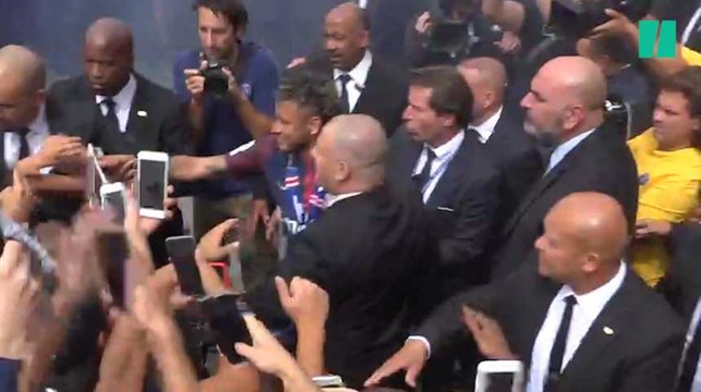Les images impressionnantes du bain de foule de Neymar, au milieu des supporters du PSG
