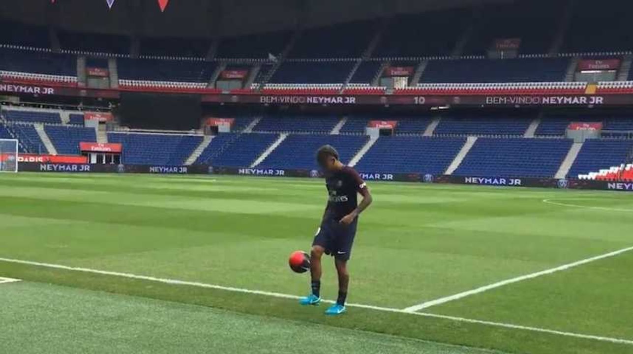 "Je suis ici pour donner mon meilleur" : les premiers pas de Neymar au PSG