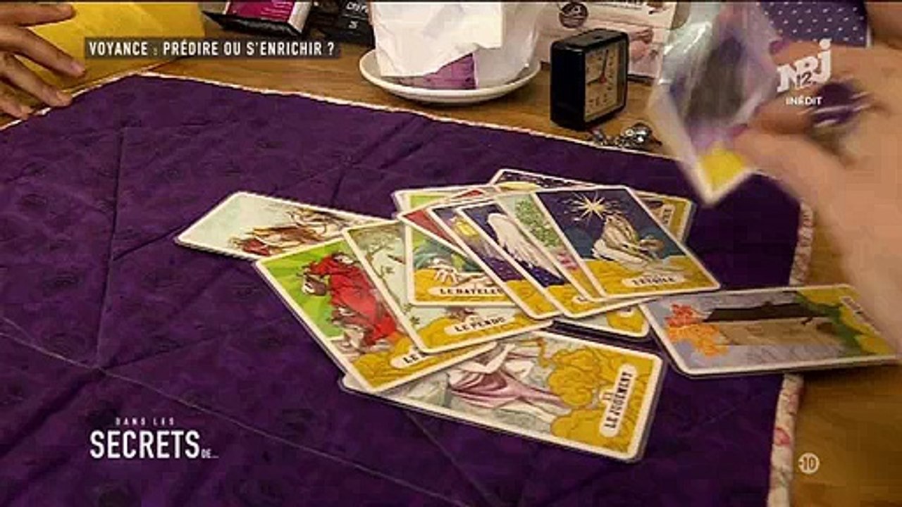 Dans les secrets de...: En caméra cachée, une journaliste consulte une voyante qui n'arrive pas à prédire l'avenir