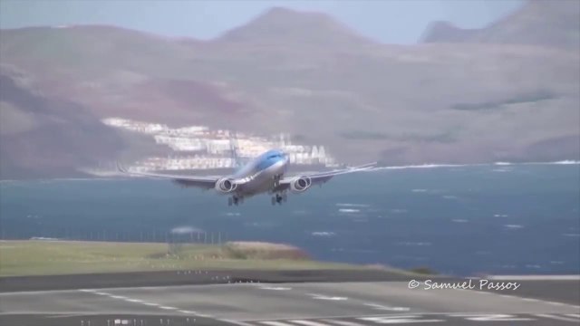 Cet avion a tellement de mal a atterrir dans les vents violents à Madère !