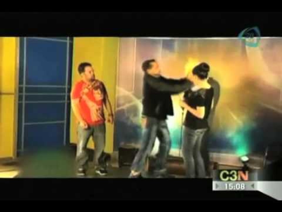 Presentador de programa quema cara de mago en televisión
