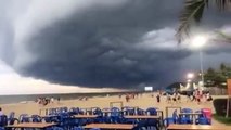 Mây thần cuồn cuộn sà xuống bãi biển Sầm Sơn, Thanh Hóa