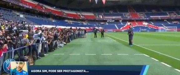 Après sa conférence de presse, Neymar a fait sa présentation officielle au Parc des Princes !