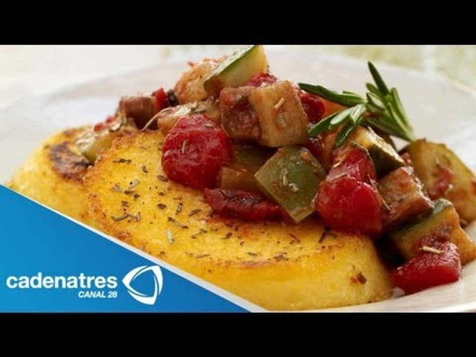 Receta para preparar ratatouille sobre polenta con queso. Receta de ratatouille / Receta fácil